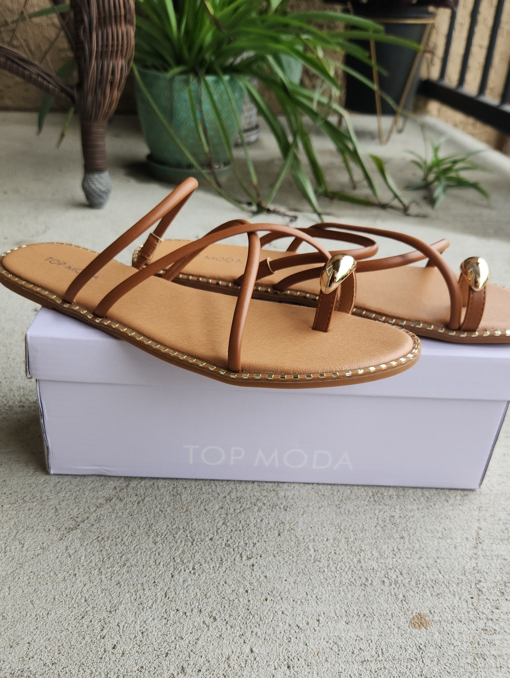 NIB Top Moda Tan Strappy Toe-Ring Flat Sandals